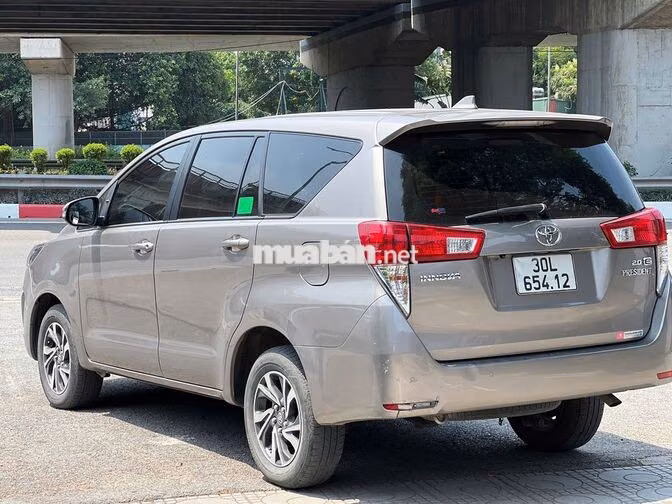 Toyota Innova 2.0E Số sàn 2022 Nâu Đồng