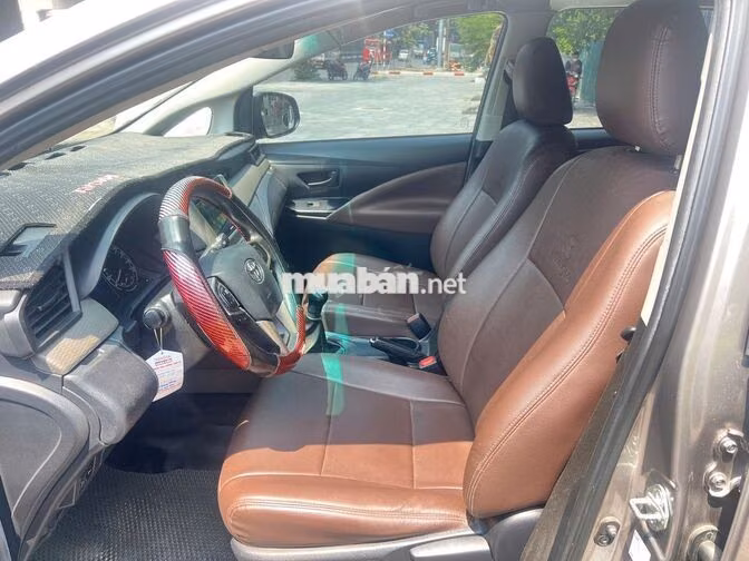 Toyota Innova 2.0E Số sàn 2022 Nâu Đồng