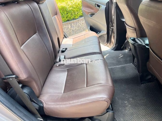Toyota Innova 2.0E Số sàn 2022 Nâu Đồng