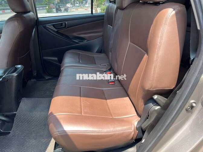 Toyota Innova 2.0E Số sàn 2022 Nâu Đồng