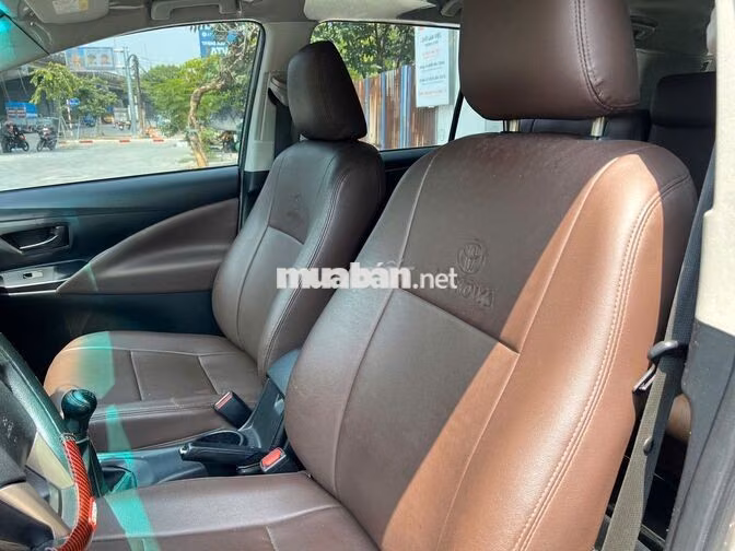 Toyota Innova 2.0E Số sàn 2022 Nâu Đồng