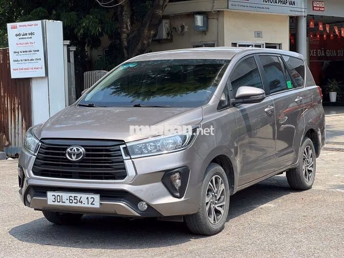 Toyota Innova 2.0E Số sàn 2022 Nâu Đồng