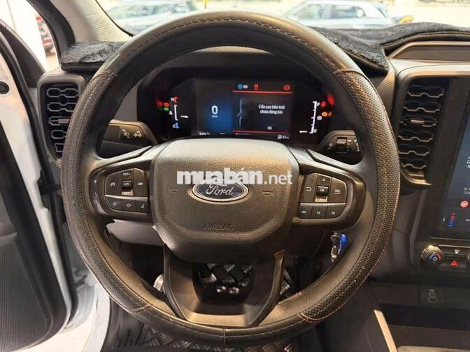 Ford Ranger XLS 2025 2.0AT,máy dầu,màu trắng,8k km
