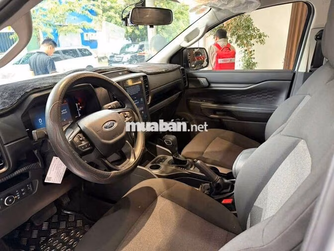Ford Ranger XLS 2025 2.0AT,máy dầu,màu trắng,8k km