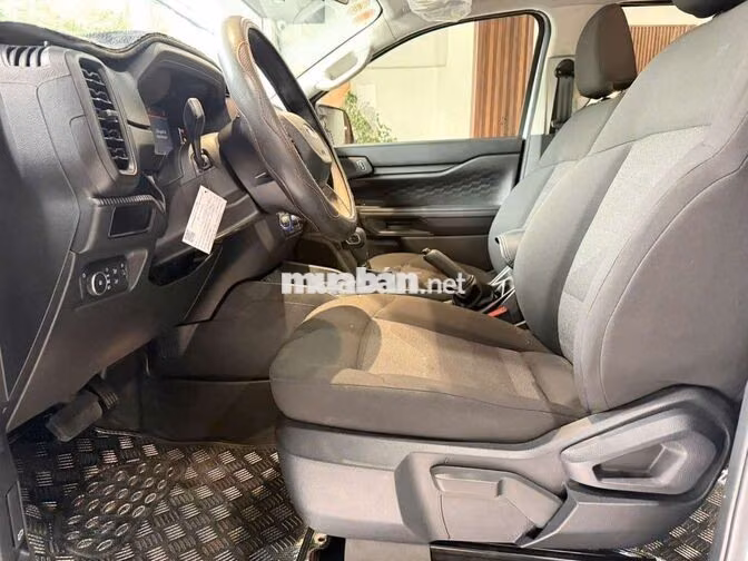 Ford Ranger XLS 2025 2.0AT,máy dầu,màu trắng,8k km