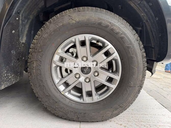 Ford Ranger XLS 2025 2.0AT,máy dầu,màu trắng,8k km