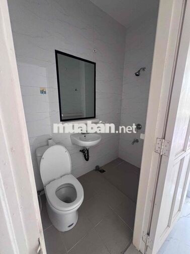 CHO THUÊ NGUYÊN TẦNG 3 - NHÀ MẶT TIỀN - 2 PHÒNG - 2 WC - BAN CÔNG