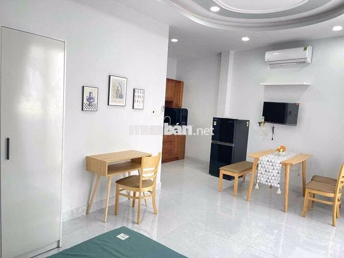 [ CHO THUÊ CHDV ] Studio 30m2 ban công bờ kè Trường Sa giáp Q1