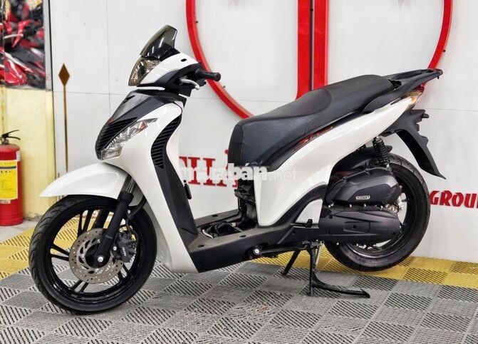 Honda SH 150 CBS 2018 Trắng Lên Áo SH Ý