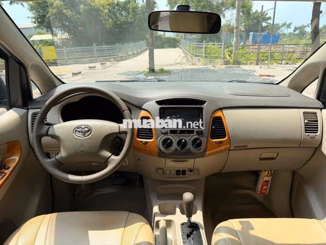 Toyota Innova 2010 Vàng cát 8 chỗ Tự động