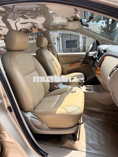 Toyota Innova 2010 Vàng cát 8 chỗ Tự động
