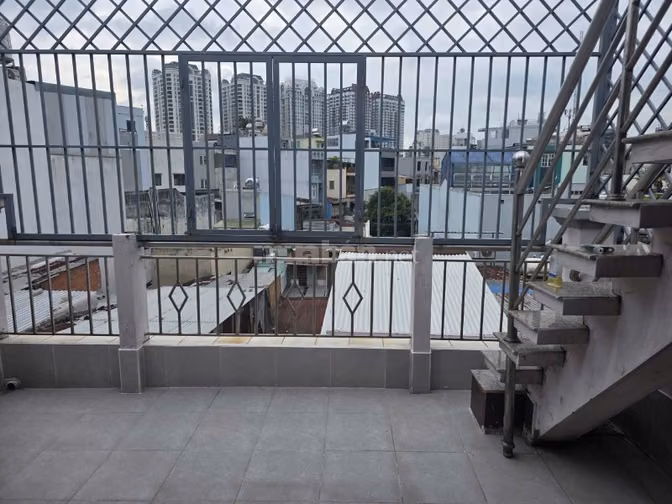 Nhà mới ở ngay - hoàn công đủ 4 tấm - chủ gueix bán gấp