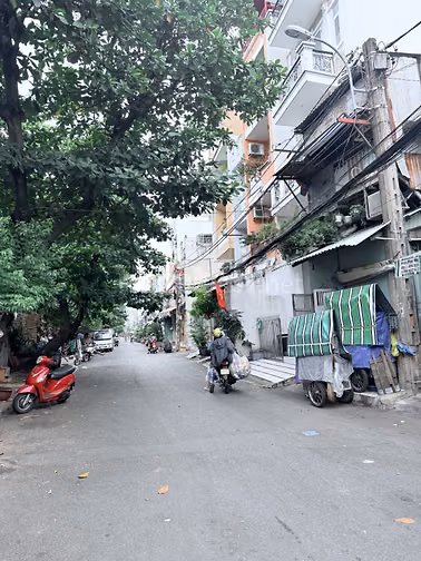 Nhà mới ở ngay - hoàn công đủ 4 tấm - chủ gueix bán gấp