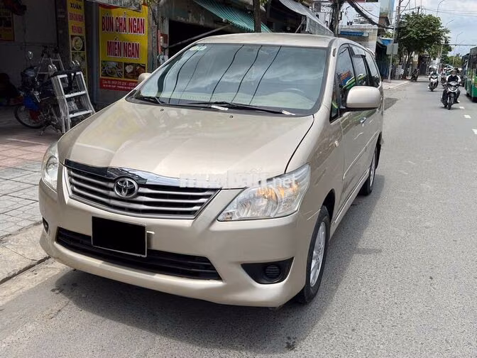 Toyota Innova 2.0E 2014 Số sàn Vàng cát