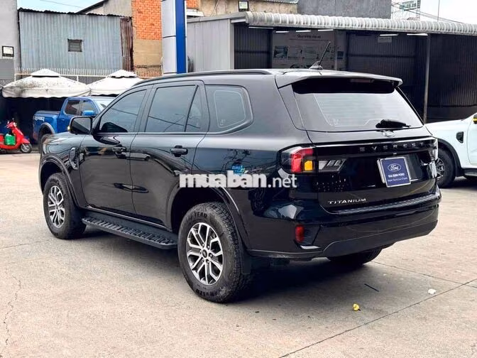 Ford Everest Ambiente 2024 Đen 28.000km