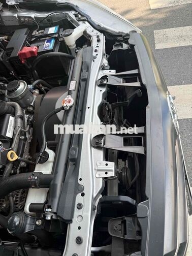 Toyota Innova 2.0E 2020 Số sàn Bạc