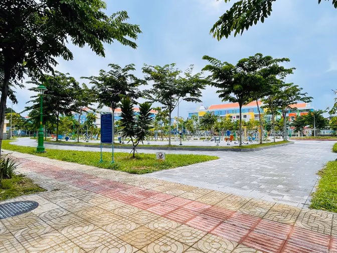 Mặt tiền 10 x 11m( 105m2 ) - 5 Tầng ngay CMT8 Bắc Hải, view Công viên