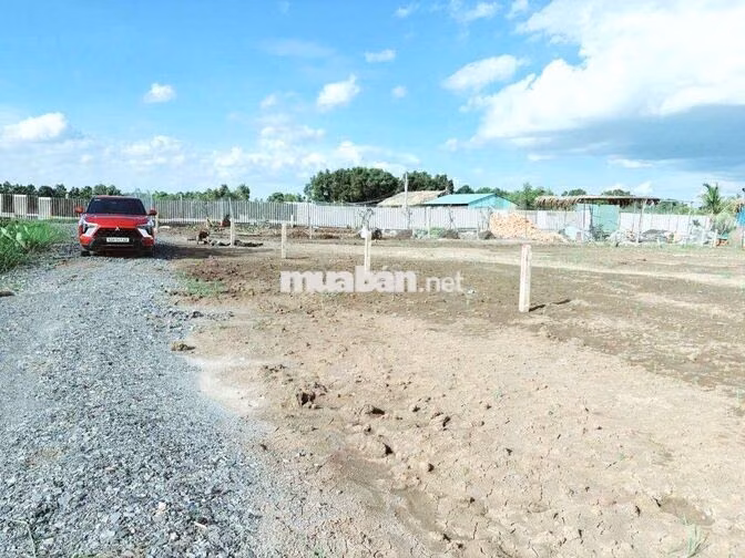 hàng ngộp. 148.6m² đất thổ cư view kênh đường 6m chốt 340tr