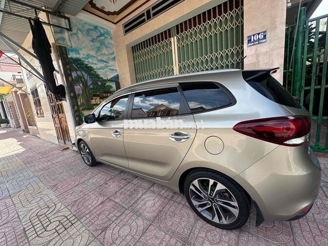 Kia Rondo 7 chỗ MT Vàng cát 7.2v km