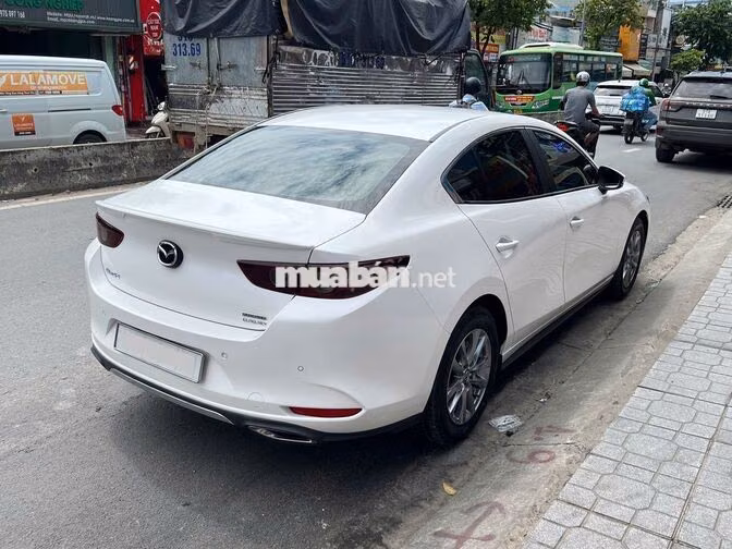 Mazda 3 Luxury 2024 màu trắng lướt 15.000 km
