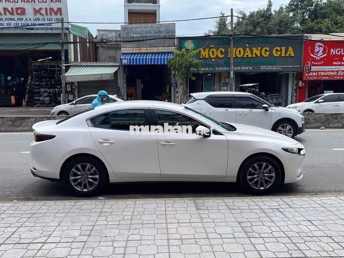 Mazda 3 Luxury 2024 màu trắng lướt 15.000 km