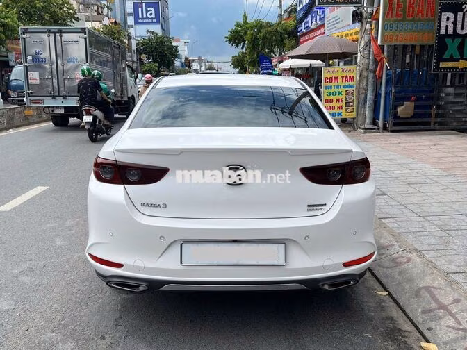 Mazda 3 Luxury 2024 màu trắng lướt 15.000 km