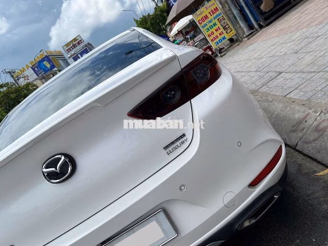 Mazda 3 Luxury 2024 màu trắng lướt 15.000 km