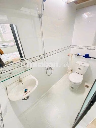 TRỐNG SẴN CĂN CỬA SỔ TRỜI NGAY CẦU VƯỢT 3/2 — UEH NGUYỄN TRI PHƯƠNG