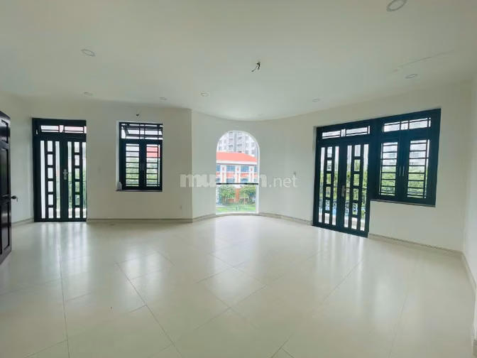 Bán Biệt Thự Phố 215m2 6PN Sân vườn hẻm 688 Lê Đức Thọ Giá 17.5Tỷ
