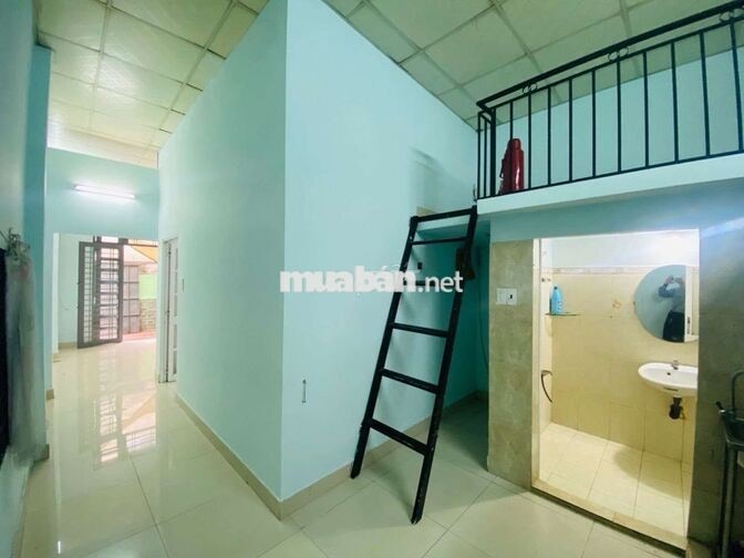 Ngộp Mới Có Nhú: 3 Tỷ Nhà Cấp 4 , DT Rộng , Ô Tô Đổ Cửa .