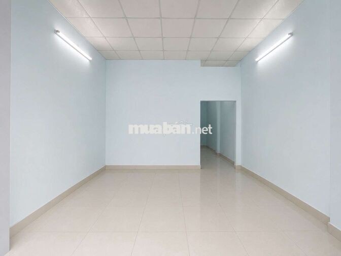 Ngộp Mới Có Nhú: 3 Tỷ Nhà Cấp 4 , DT Rộng , Ô Tô Đổ Cửa .