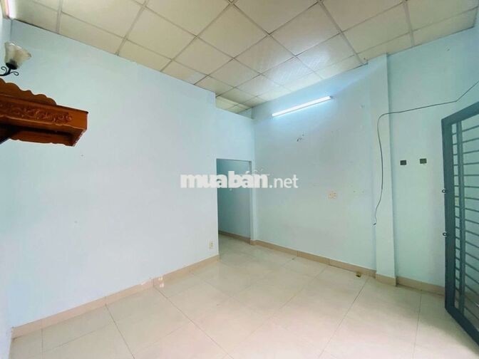 Ngộp Mới Có Nhú: 3 Tỷ Nhà Cấp 4 , DT Rộng , Ô Tô Đổ Cửa .