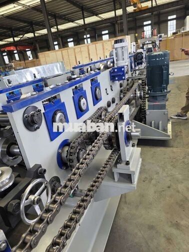 Thợ đứng máy cán xà gồ