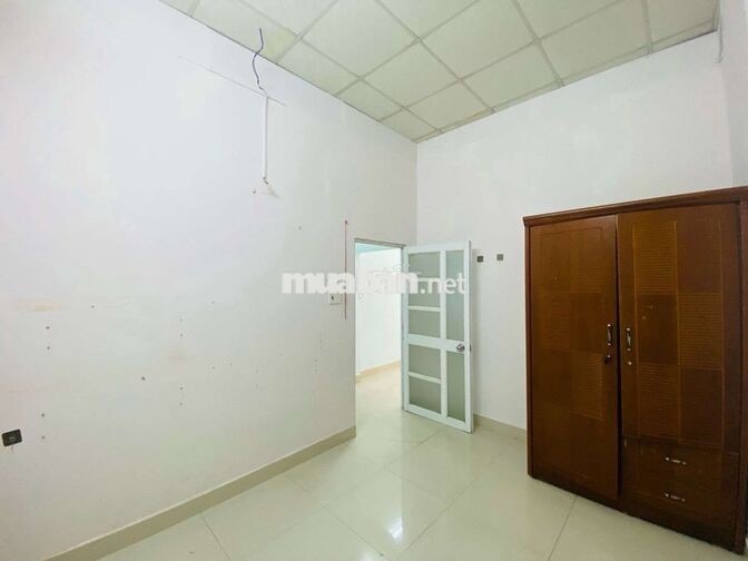 Ngộp Mới Có Nhú: 3 Tỷ Nhà Cấp 4 , DT Rộng , Ô Tô Đổ Cửa .