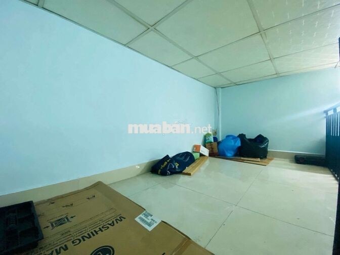 Ngộp Mới Có Nhú: 3 Tỷ Nhà Cấp 4 , DT Rộng , Ô Tô Đổ Cửa .