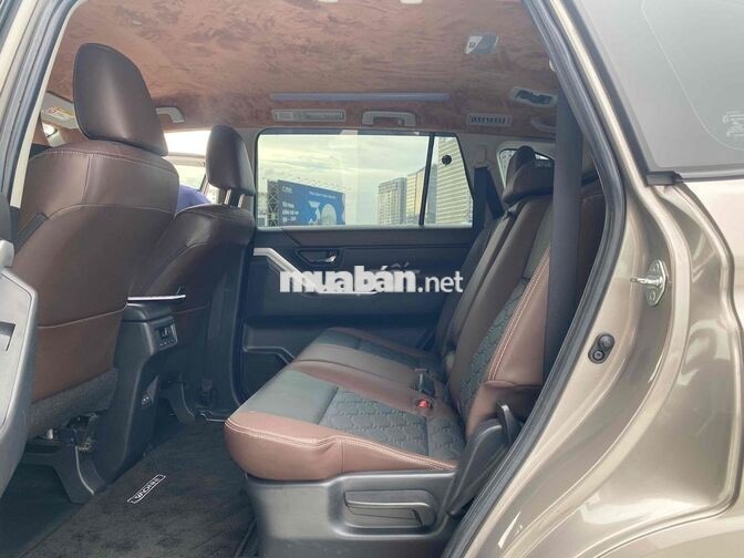 Toyota Innova Cross 2.0V 2025 Đồng ánh kim