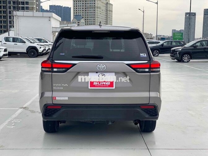 Toyota Innova Cross 2.0V 2025 Đồng ánh kim