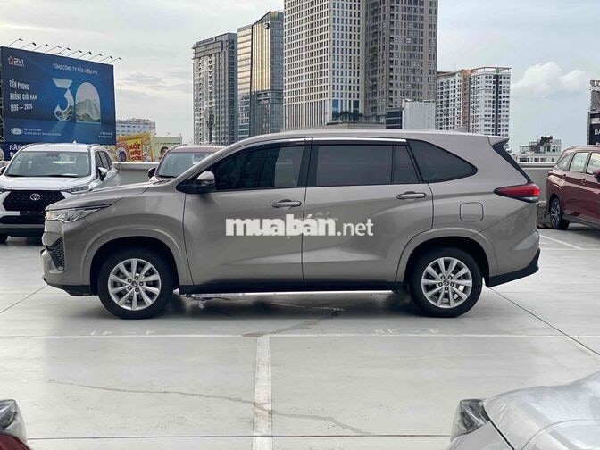 Toyota Innova Cross 2.0V 2025 Đồng ánh kim