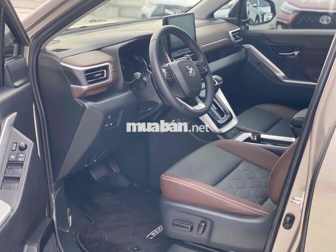 Toyota Innova Cross 2.0V 2025 Đồng ánh kim