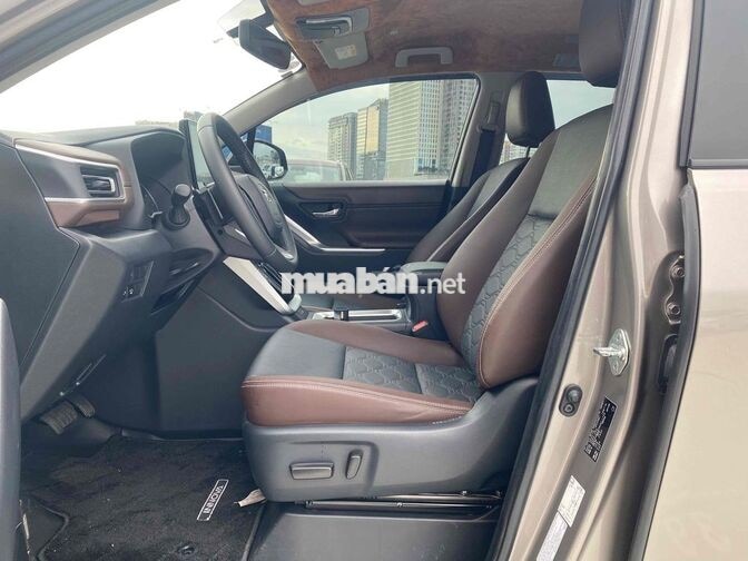Toyota Innova Cross 2.0V 2025 Đồng ánh kim