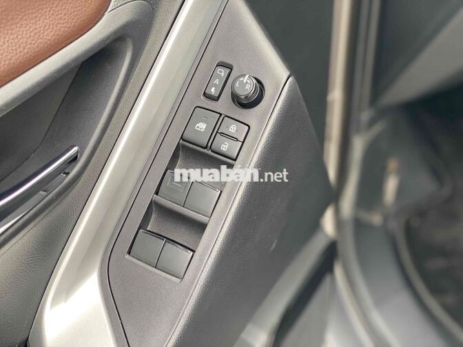 Toyota Innova Cross 2.0V 2025 Đồng ánh kim