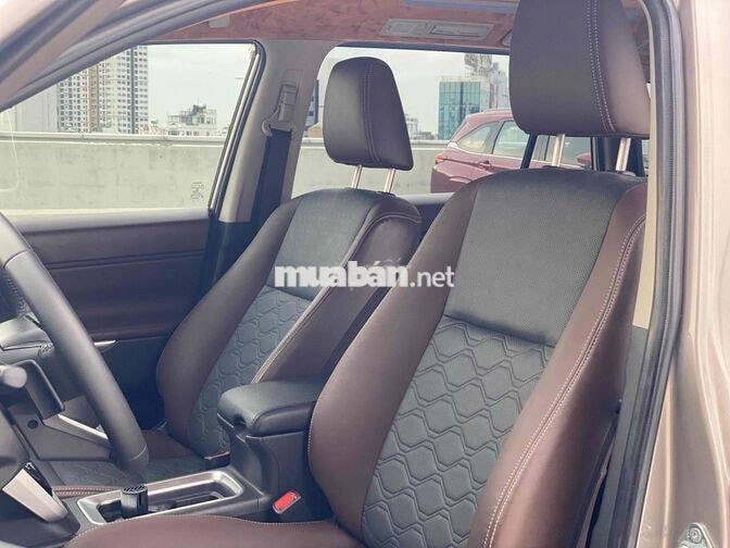 Toyota Innova Cross 2.0V 2025 Đồng ánh kim