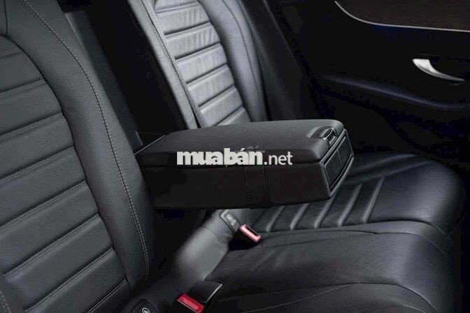 Mercedes GLC300 4MATIC 2021 Đen 5 vạn km