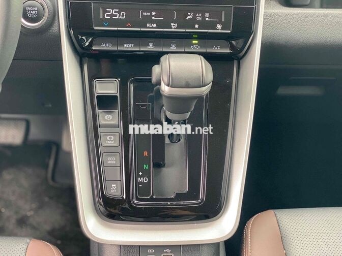 Toyota Innova Cross 2.0V 2025 Đồng ánh kim