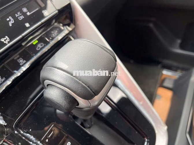 TOYOTA INNOVA CROSS 2.0V 2024 NÂU