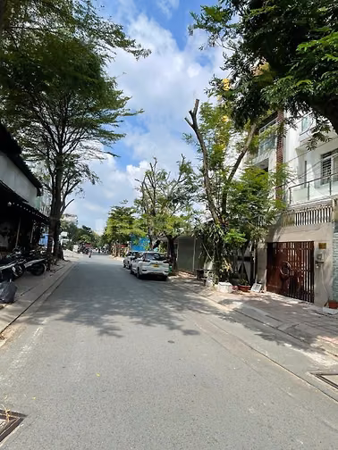 Bán Biệt Thự Phố 215m2 6PN Sân vườn hẻm 688 Lê Đức Thọ Giá 17.5Tỷ