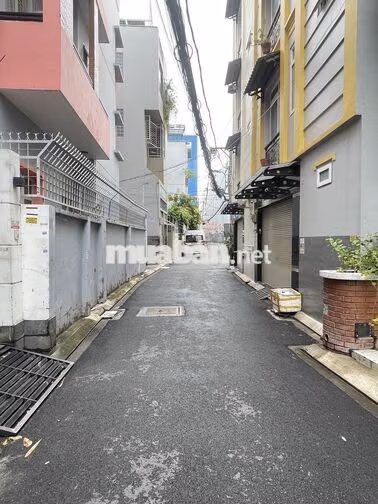 Nhà cho thuê Xe hơi đậu trong nhà Thích Quảng Đức 9x6m 4pn giá 20 Tr 