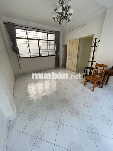 Nhà cho thuê Xe hơi đậu trong nhà Thích Quảng Đức 9x6m 4pn giá 20 Tr 