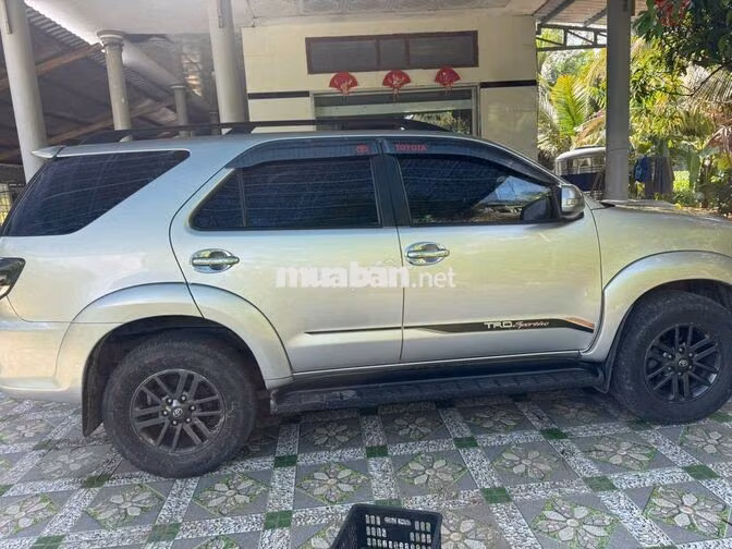 Toyota Fortuner 2016 Số sàn Bạc 300.000 km