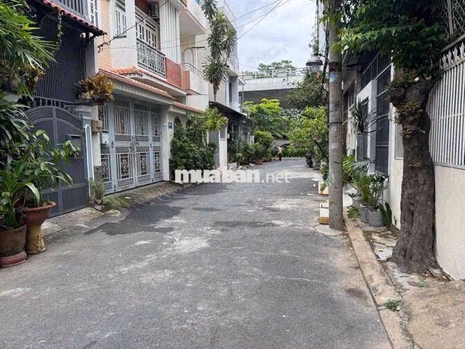 Nhà Mới, xe hơi ngủ trong nhà - 1 trệt 2 Lầu sân thượng